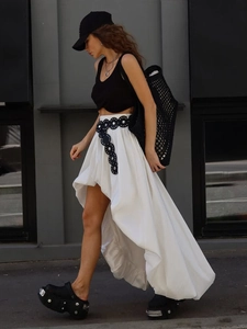 Jupe mode de rue blanche irrégulière en coton avec ourlet asymétrique et design moderne