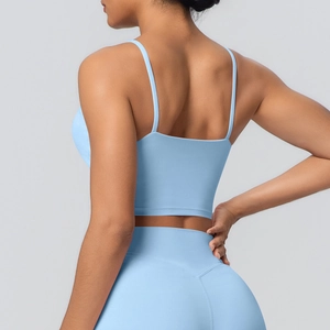 Détail de profil de l'ensemble de yoga bleu clair avec bretelles fines et legging taille haute