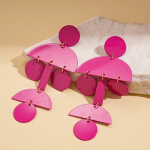 Vista dettagliata degli orecchini geometrici rosa acceso con finitura lucida su pietra