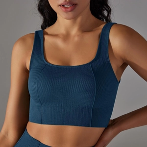 Gros plan sur le soutien-gorge de sport bleu marine au tissu gaufré respirant