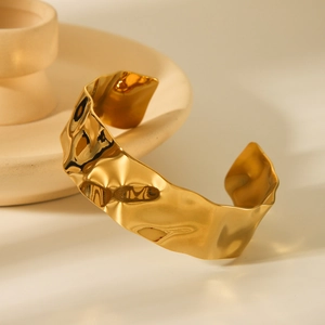 Bracciale rigido largo in acciaio inossidabile placcato oro 18K con finitura martellata