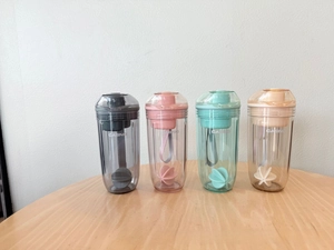 Vue détaillée de quatre shakers de fitness portables avec billes de mélange internes