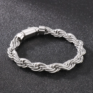 Dettaglio ravvicinato di un bracciale a catena a fune in acciaio inossidabile argento da uomo