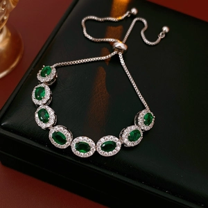 Détail d'un bracelet ajustable avec pierres vertes ovales et fermoir coulissant réglable