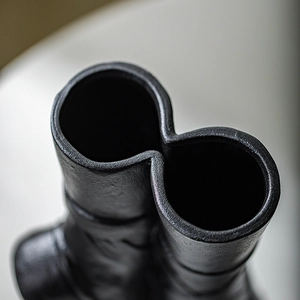 Moderne schwarze Keramikvase für Wohndeko mit strukturierter, matter lederähnlicher Optik