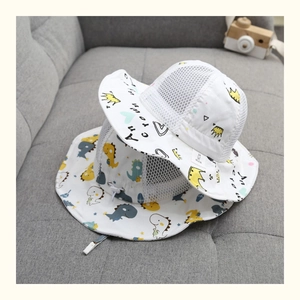 Dettaglio del cappello da sole per neonati con rete traspirante e motivi di dinosauro
