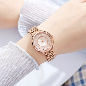 Élégante montre femme or rose avec cadran serti de cristaux et bracelet métallique