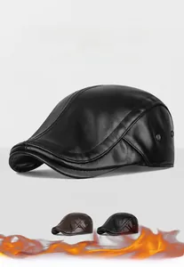 Dettaglio del cappello piatto in pelle PU invernale con fodera in pile e paraorecchie