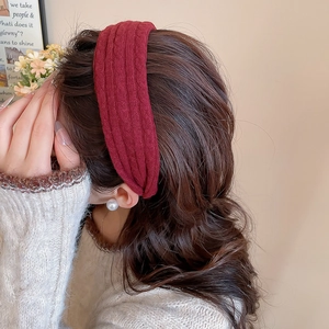 Vue détaillée d'un serre-tête tricoté bordeaux montrant la texture sur un modèle