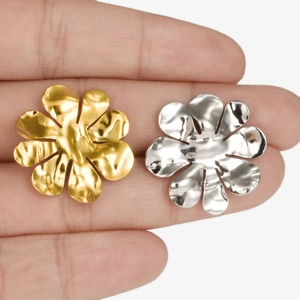Pair of minimalist flower earrings in 18k gold and silver finish 304 stainless steel