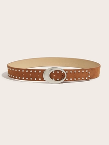 Détail de ceinture en daim marron avec doubles rivets argentés et boucle ovale métal