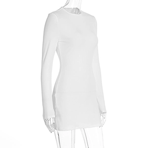 Détail de la texture en maille côtelée blanche et de la coupe moulante de la robe