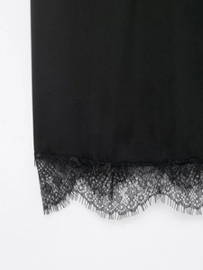 Détail en gros plan de la dentelle noire délicate sur l'ourlet d'un haut caraco chic
