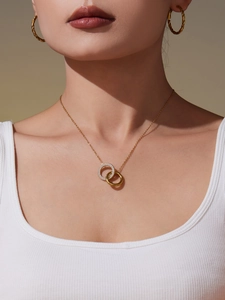Elegante 18k vergoldete Halskette mit Doppelring-Anhänger und gedrehten Ohrringen an Modell