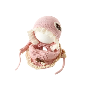 Ensemble bonnet et écharpe en tricot rose pour bébé avec dentelle et fleurs