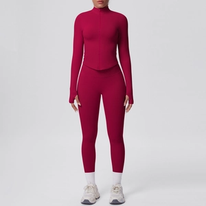 Dettaglio del set da yoga rosa scuro con giacca con colletto dritto e leggings a vita alta