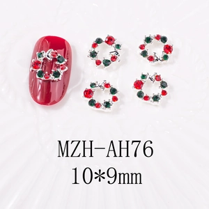 Vue détaillée des bijoux à ongles couronne de Noël 10x9mm avec strass rouges et verts