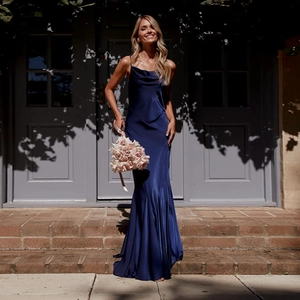 Robe sirène en satin bleu marine avec détails d'ombre et de lumière élégants en extérieur
