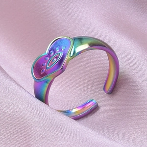 Dettaglio macro dell'anello in acciaio arcobaleno regolabile con cuore ed occhio