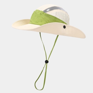 Cappello parasole outdoor in mesh beige e verde con cinturino sottogola regolabile