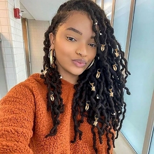 Bijoux de cheveux dorés avec pendentifs tortue et coquillage sur tresses africaines
