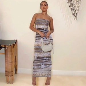 Détail de la robe bustier moulante avec imprimé denim vintage et tissu extensible de qualité