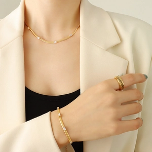 Set di gioielli in oro con zirconi verdi composto da collana a serpente e bracciale