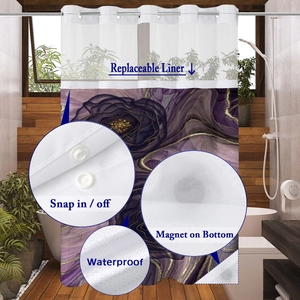 Detail eines wasserdichten Duschvorhangs mit lila Blumenmuster und magnetischem Futter