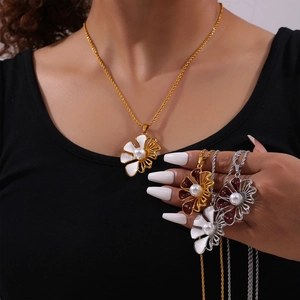Collana retrò britannica con ciondoli a fiori in smalto colorato e perle raffinate