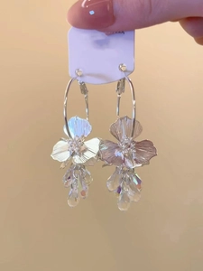 Détails de boucles d'oreilles fleur argent avec glands en cristal et texture métal brossé