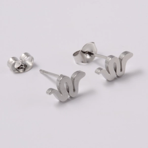 Boucles d'oreilles serpent ondulé en acier inoxydable avec fermoir à vis sur fond blanc