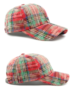 Détail d'une casquette de baseball vintage à carreaux avec bords usés et boucle