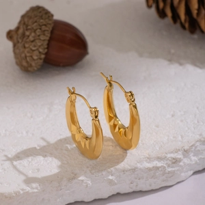 U-shaped geometric earrings in 18K gold-plated stainless steel with textured finish