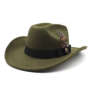 Détail d'un chapeau en feutre vert olive avec ruban noir et plume vintage décorative