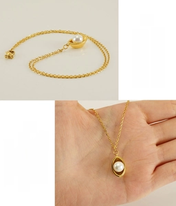 Détail du collier en acier inoxydable plaqué or 18k avec pendentif perle ovale blanc