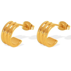 Boucles d'oreilles créoles C dorées en acier titane avec texture nervurée géométrique
