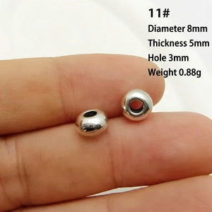 Détail macro d'une perle intercalaire flocon d'argent 8mm avec trou 3mm pour bijoux DIY