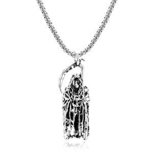 Collier punk argenté avec pendentif faucheuse et faux sur fond blanc pur