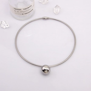 Collier ras du cou chic en acier titane argenté avec pendentif boule en métal poli