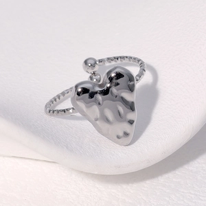 Anello a cuore irregolare argento con trama martellata e design a fune