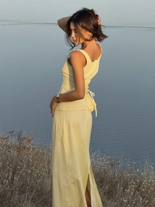 Élégant ensemble jaune crème avec haut à lacets et jupe longue à taille haute