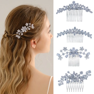 Dettaglio di quattro pettini per capelli con fiori di cristallo dorato con prova su modella
