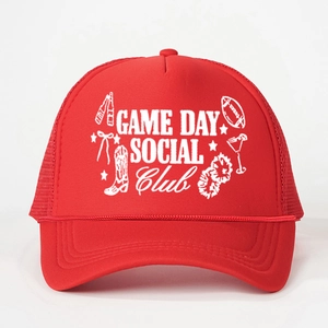 Dettaglio cappello trucker rosso con stampa Game Day Social Club e rete posteriore