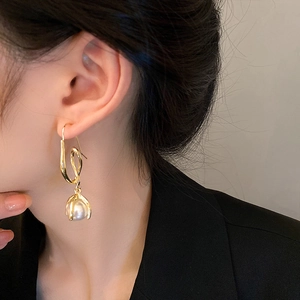 Minimalist gold geometric hoop earrings with pearl drop on model for woman