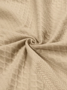 Vista macro della trama a nido d'ape e spina di pesce su una felpa da uomo beige