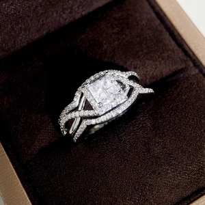 Dettaglio macro dell'anello con diamante taglio princess e fascia incrociata di lusso