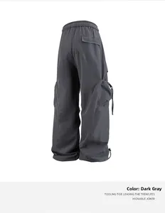 Dettaglio dei pantaloni cargo grigio scuro con tasche laterali e coulisse regolabile