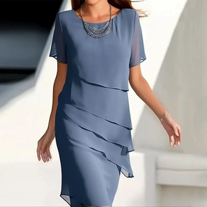 Blauwe gelaagde chiffon midi-jurk met ronde hals en korte mouwen voor de zomer