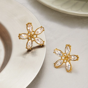 Boucles d'oreilles fleurs dorées en acier inoxydable avec pétales en zircone marquise