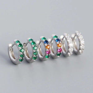 Détails des créoles en argent s925 avec zircons verts, arc-en-ciel et incolores